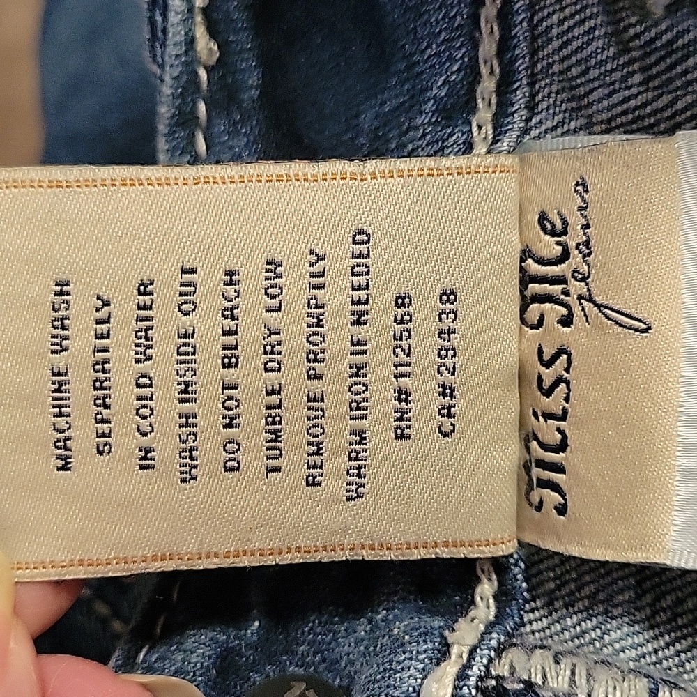 Distressed Miss Me jeans - Picture 8 of 9